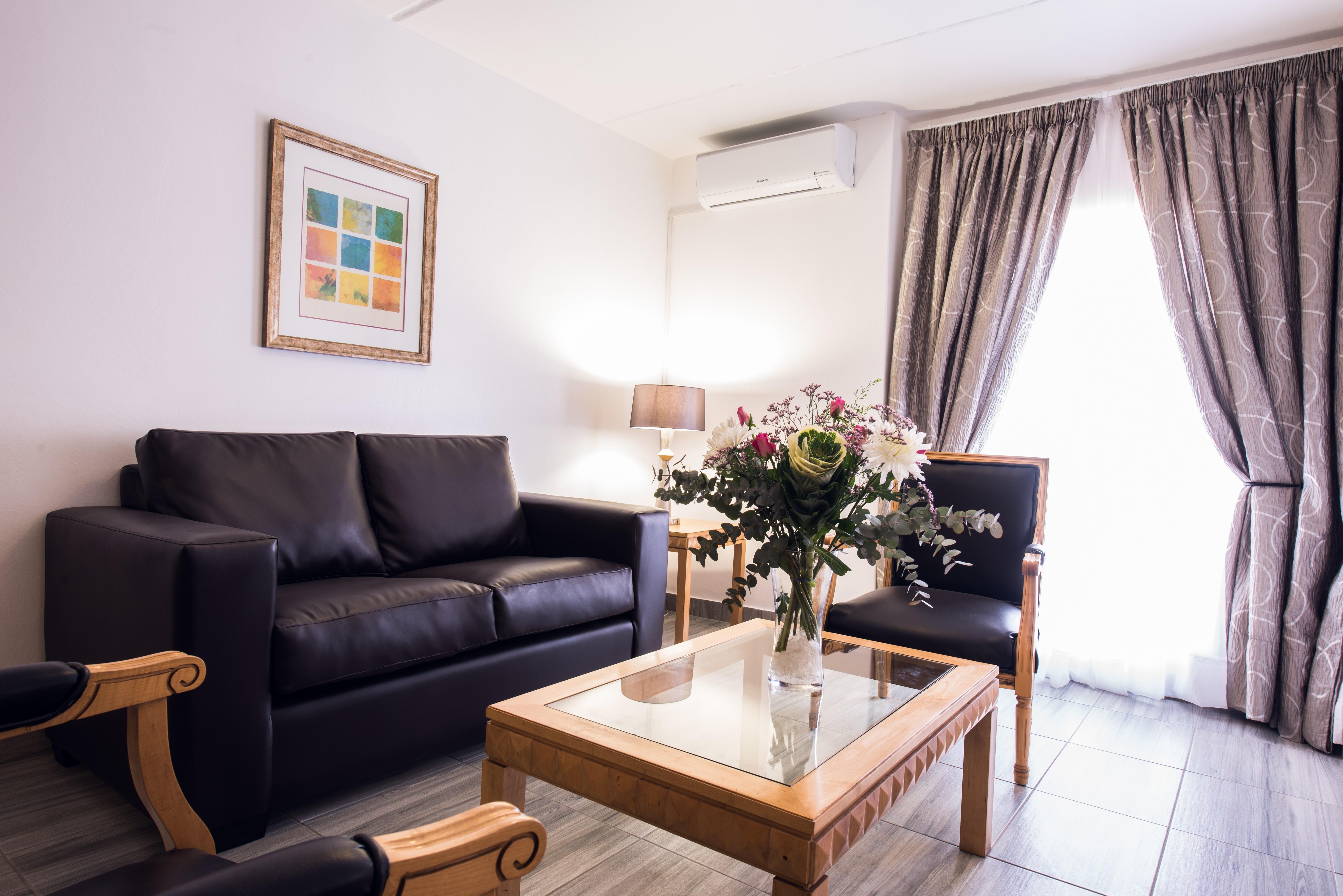 Airport Inn And Suites Идънвейл Екстериор снимка