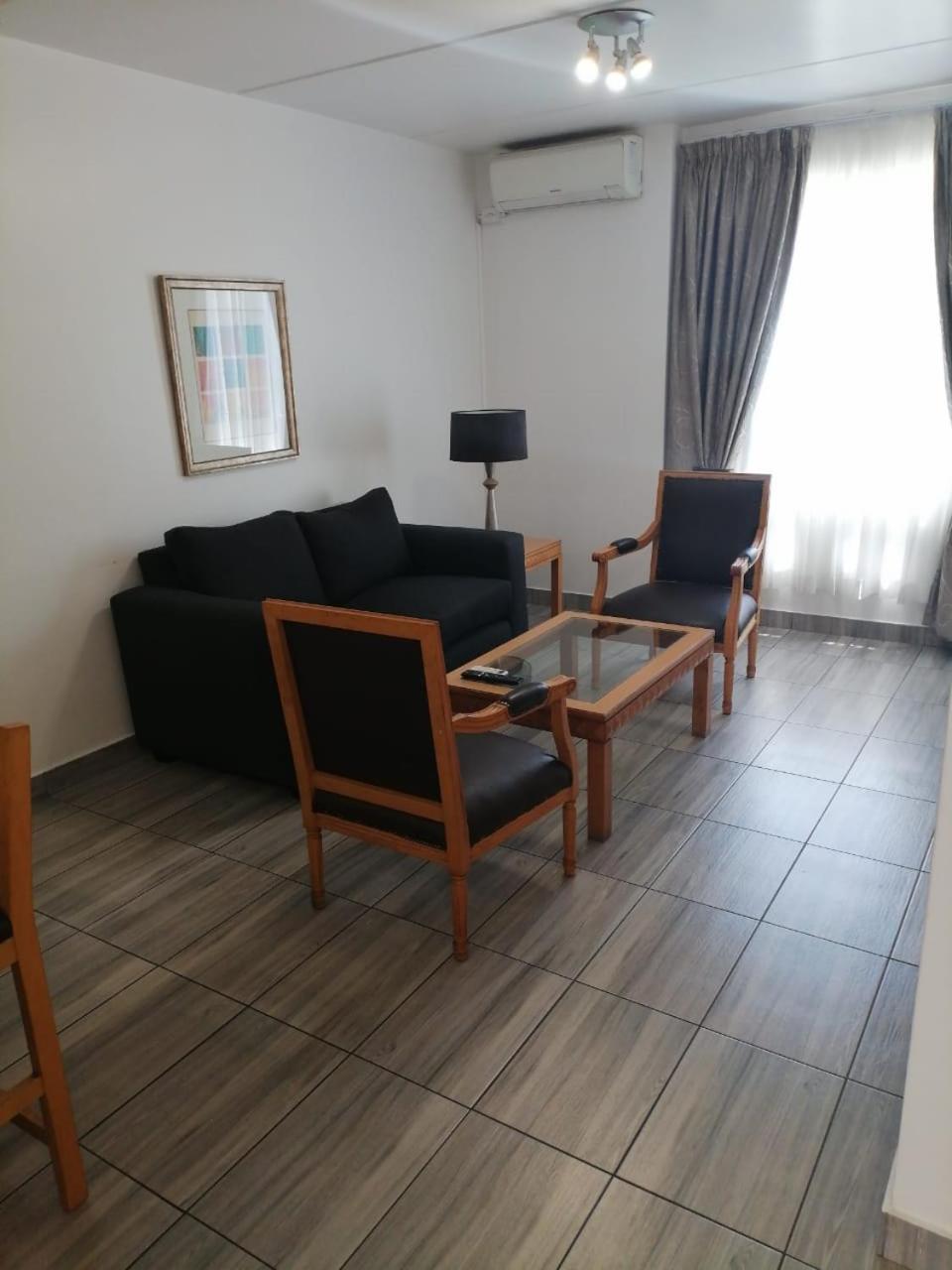 Airport Inn And Suites Идънвейл Екстериор снимка