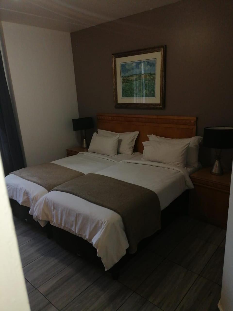 Airport Inn And Suites Идънвейл Екстериор снимка