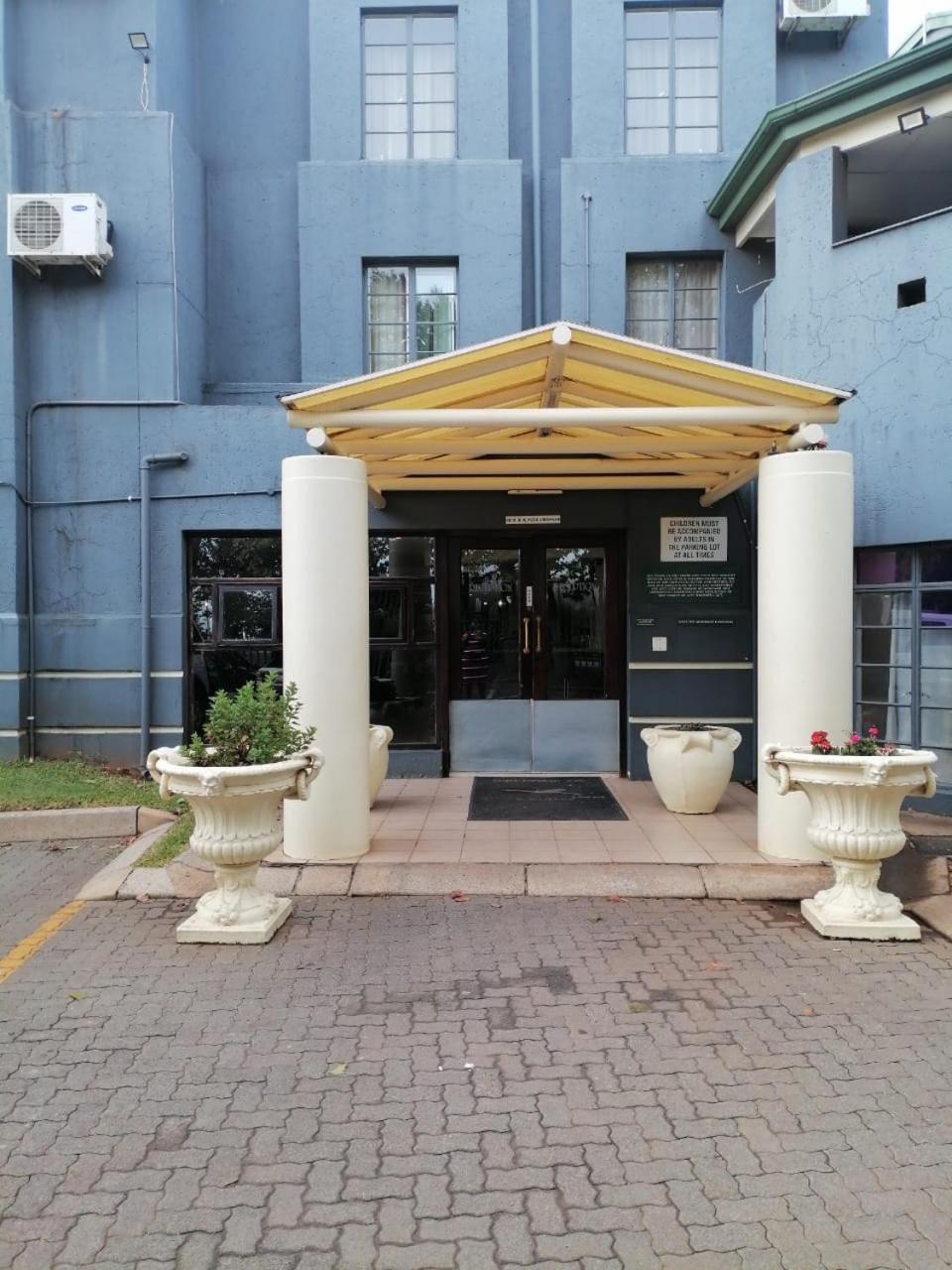 Airport Inn And Suites Идънвейл Екстериор снимка