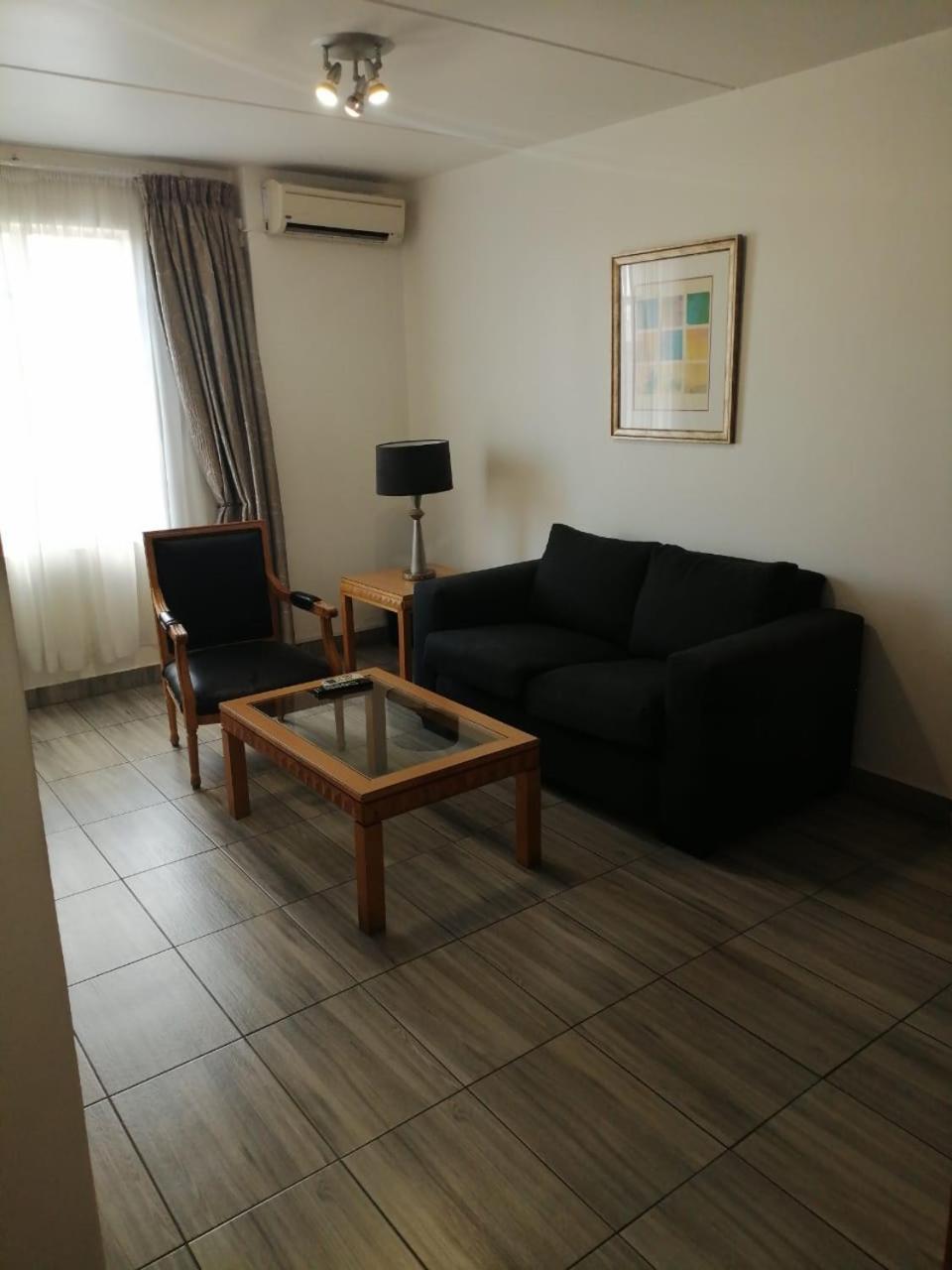 Airport Inn And Suites Идънвейл Екстериор снимка