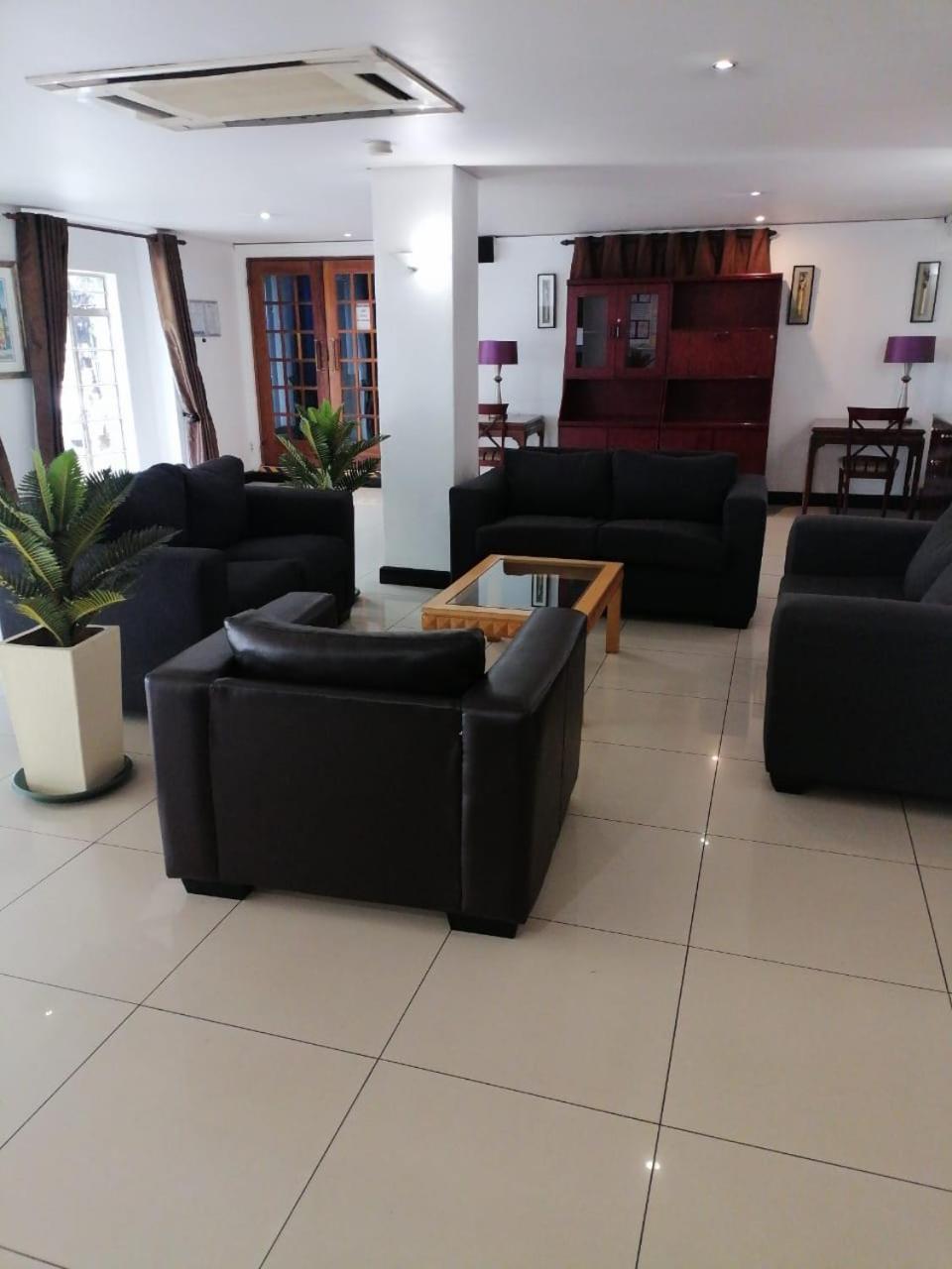 Airport Inn And Suites Идънвейл Екстериор снимка