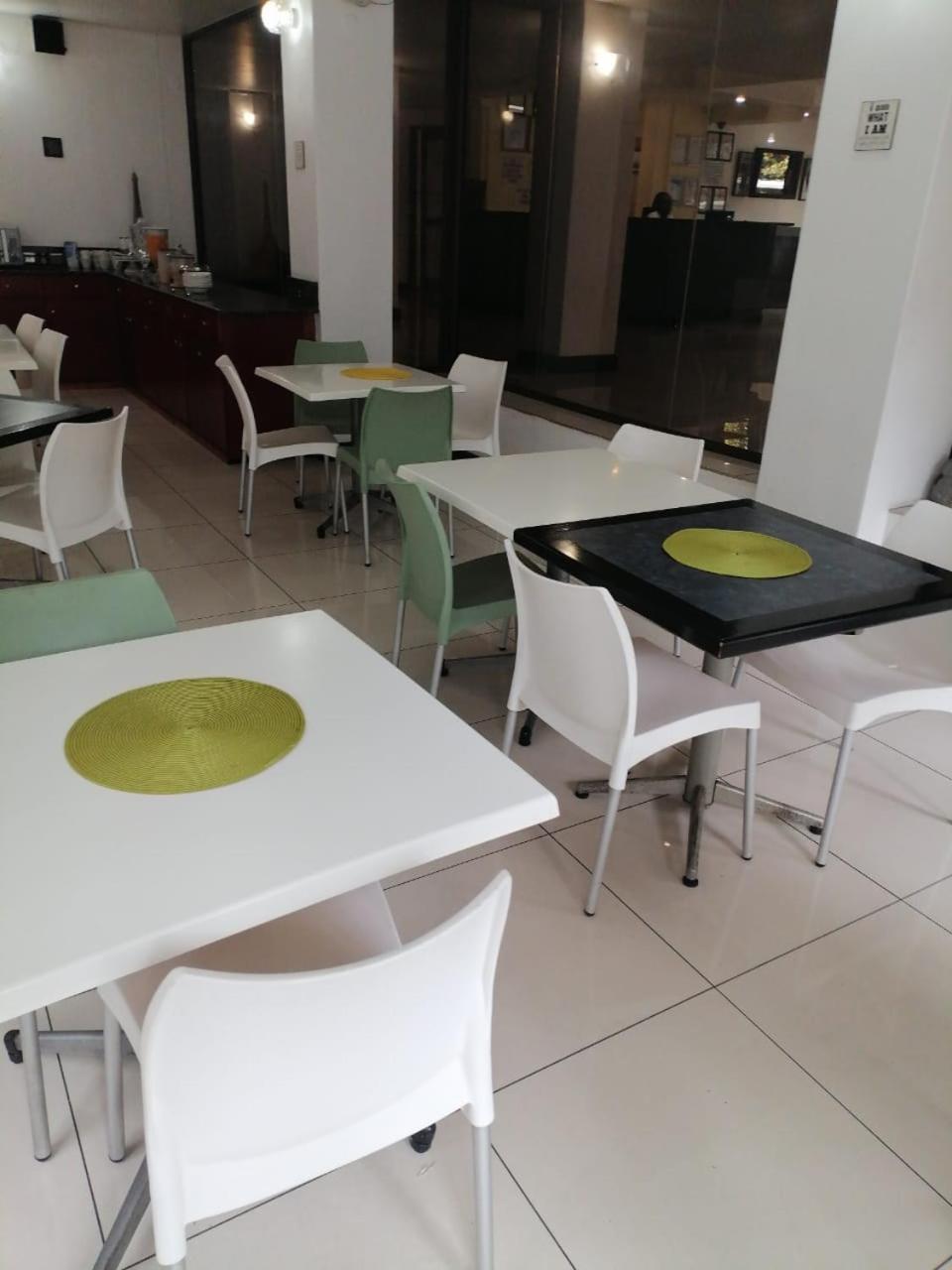 Airport Inn And Suites Идънвейл Екстериор снимка
