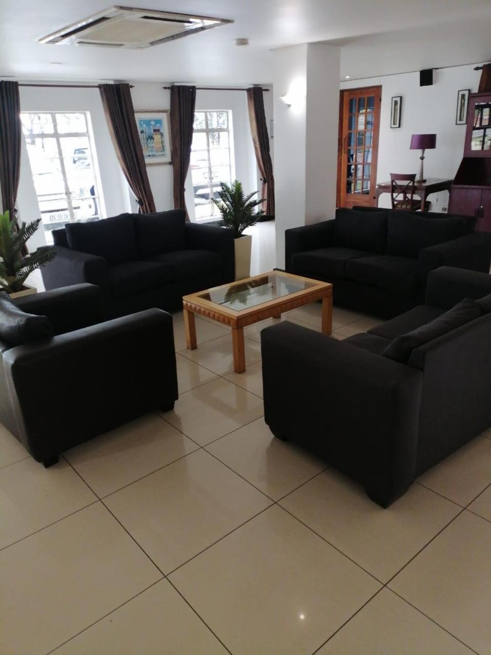 Airport Inn And Suites Идънвейл Екстериор снимка