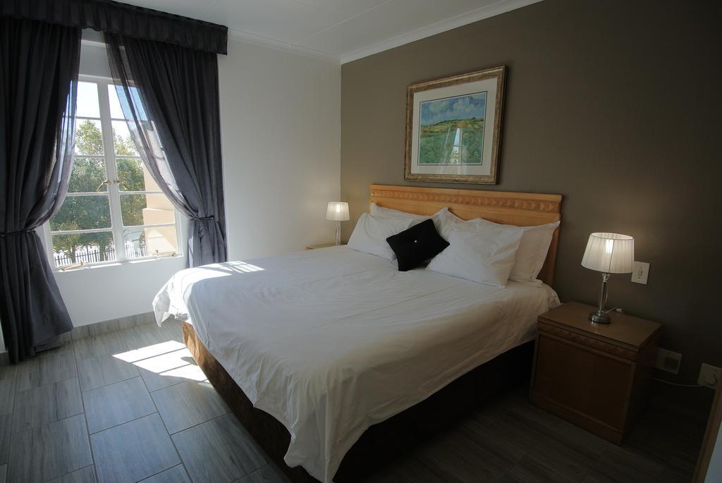 Airport Inn And Suites Идънвейл Екстериор снимка